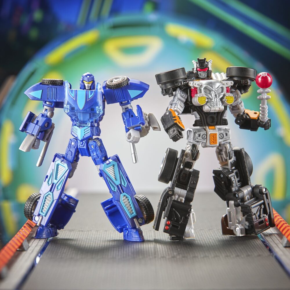 Bone shaker transformers collaborative hot weels x transformers. Hasbro añade a su colección transformers collaborative esta figura del icónico vehículo bone shaker de la marca hot wheels. Mide 12,5 cm y se convierte de vehículo a robot en 22 pasos. En el modo coche cuenta con una intimidante decoración de llamas y su inconfundible parachoques frontal con forma de calavera. Incluye 1x palanca de cambios con forma de maza que puede fijarse en ambos modos y que le proporciona un aspecto amenazante. Unidades limitadas.