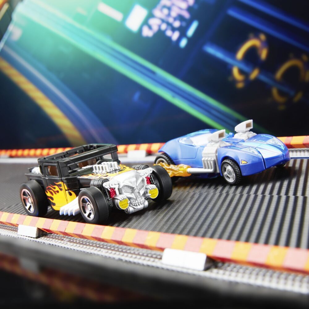 Bone shaker transformers collaborative hot weels x transformers. Hasbro añade a su colección transformers collaborative esta figura del icónico vehículo bone shaker de la marca hot wheels. Mide 12,5 cm y se convierte de vehículo a robot en 22 pasos. En el modo coche cuenta con una intimidante decoración de llamas y su inconfundible parachoques frontal con forma de calavera. Incluye 1x palanca de cambios con forma de maza que puede fijarse en ambos modos y que le proporciona un aspecto amenazante. Unidades limitadas.