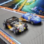 TWIN MILL TRANSFORMERS COLLABORATIVE HOT WEELS X TRANSFORMERS. Hasbro añade a su colección Transformers Collaborative esta figura del emblemático vehículo Twin Mill de la marca Hot Wheels. Mide 12,5 cm y se convierte de vehículo a robot en 21 pasos. En el modo coche presenta un diseño de carreras aerodinámico con sus legendarios motores gemelos. Incluye 2x efectos de llamarada que pueden fijarse en ambos modos y que le dan aspecto de velocidad. UNIDADES LIMITADAS.