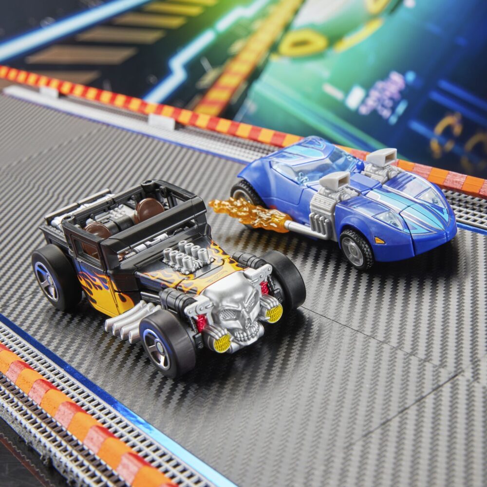 Bone shaker transformers collaborative hot weels x transformers. Hasbro añade a su colección transformers collaborative esta figura del icónico vehículo bone shaker de la marca hot wheels. Mide 12,5 cm y se convierte de vehículo a robot en 22 pasos. En el modo coche cuenta con una intimidante decoración de llamas y su inconfundible parachoques frontal con forma de calavera. Incluye 1x palanca de cambios con forma de maza que puede fijarse en ambos modos y que le proporciona un aspecto amenazante. Unidades limitadas.