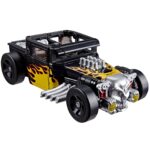 BONE SHAKER TRANSFORMERS COLLABORATIVE HOT WEELS X TRANSFORMERS. Hasbro añade a su colección Transformers Collaborative esta figura del icónico vehículo Bone Shaker de la marca Hot Wheels. Mide 12,5 cm y se convierte de vehículo a robot en 22 pasos. En el modo coche cuenta con una intimidante decoración de llamas y su inconfundible parachoques frontal con forma de calavera. Incluye 1x palanca de cambios con forma de maza que puede fijarse en ambos modos y que le proporciona un aspecto amenazante. UNIDADES LIMITADAS.