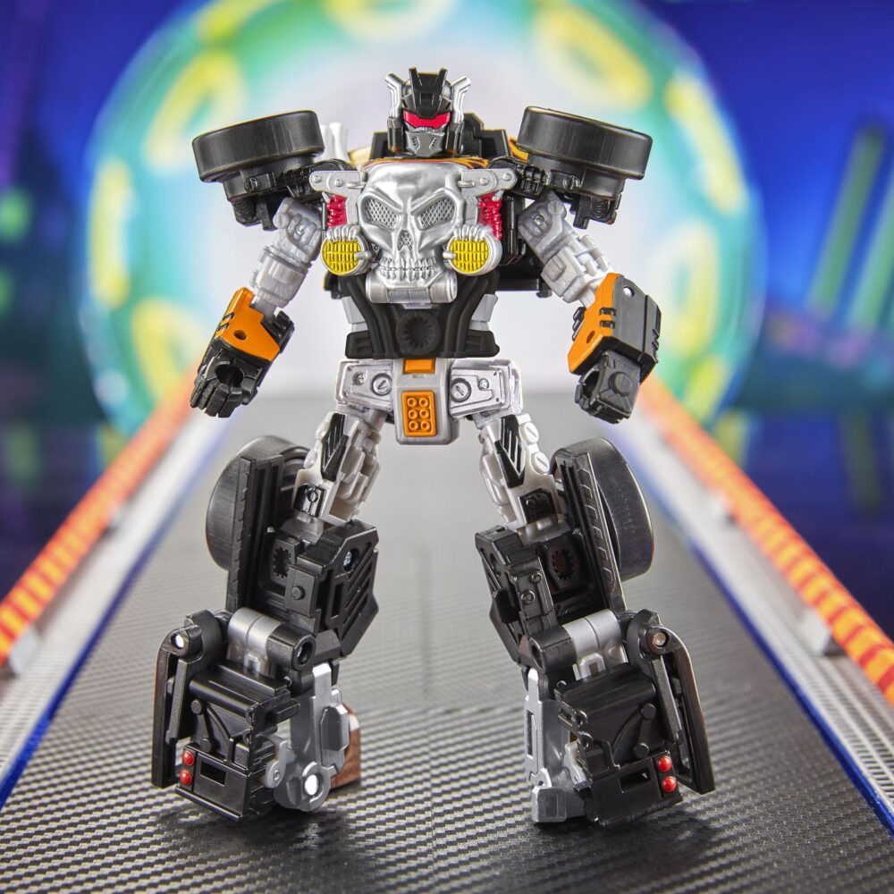 Bone shaker transformers collaborative hot weels x transformers. Hasbro añade a su colección transformers collaborative esta figura del icónico vehículo bone shaker de la marca hot wheels. Mide 12,5 cm y se convierte de vehículo a robot en 22 pasos. En el modo coche cuenta con una intimidante decoración de llamas y su inconfundible parachoques frontal con forma de calavera. Incluye 1x palanca de cambios con forma de maza que puede fijarse en ambos modos y que le proporciona un aspecto amenazante. Unidades limitadas.