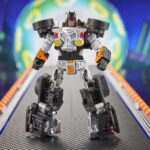 BONE SHAKER TRANSFORMERS COLLABORATIVE HOT WEELS X TRANSFORMERS. Hasbro añade a su colección Transformers Collaborative esta figura del icónico vehículo Bone Shaker de la marca Hot Wheels. Mide 12,5 cm y se convierte de vehículo a robot en 22 pasos. En el modo coche cuenta con una intimidante decoración de llamas y su inconfundible parachoques frontal con forma de calavera. Incluye 1x palanca de cambios con forma de maza que puede fijarse en ambos modos y que le proporciona un aspecto amenazante. UNIDADES LIMITADAS.