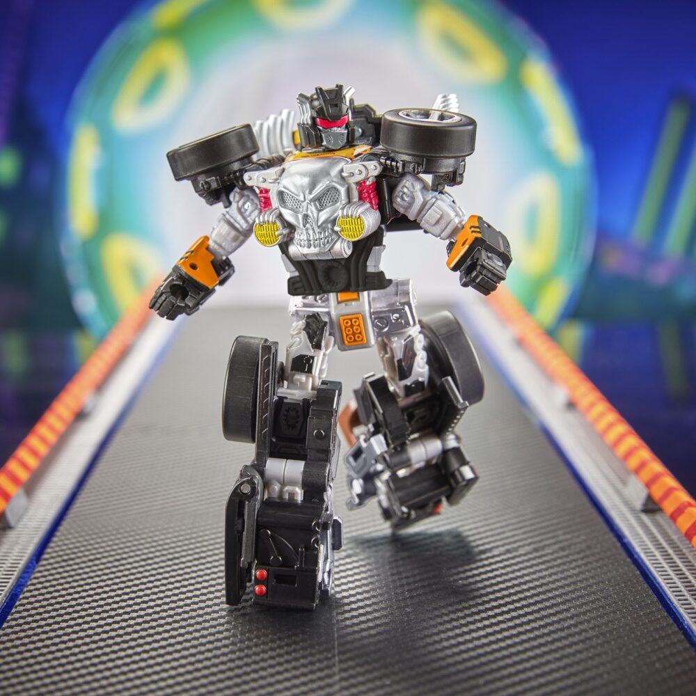 Bone shaker transformers collaborative hot weels x transformers. Hasbro añade a su colección transformers collaborative esta figura del icónico vehículo bone shaker de la marca hot wheels. Mide 12,5 cm y se convierte de vehículo a robot en 22 pasos. En el modo coche cuenta con una intimidante decoración de llamas y su inconfundible parachoques frontal con forma de calavera. Incluye 1x palanca de cambios con forma de maza que puede fijarse en ambos modos y que le proporciona un aspecto amenazante. Unidades limitadas.