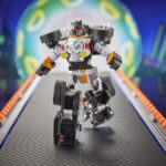 BONE SHAKER TRANSFORMERS COLLABORATIVE HOT WEELS X TRANSFORMERS. Hasbro añade a su colección Transformers Collaborative esta figura del icónico vehículo Bone Shaker de la marca Hot Wheels. Mide 12,5 cm y se convierte de vehículo a robot en 22 pasos. En el modo coche cuenta con una intimidante decoración de llamas y su inconfundible parachoques frontal con forma de calavera. Incluye 1x palanca de cambios con forma de maza que puede fijarse en ambos modos y que le proporciona un aspecto amenazante. UNIDADES LIMITADAS.