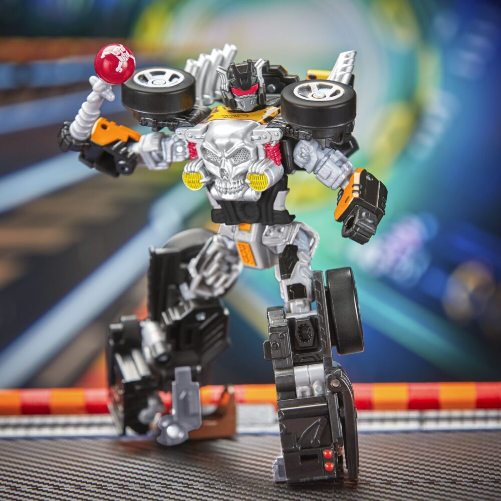 Bone shaker transformers collaborative hot weels x transformers. Hasbro añade a su colección transformers collaborative esta figura del icónico vehículo bone shaker de la marca hot wheels. Mide 12,5 cm y se convierte de vehículo a robot en 22 pasos. En el modo coche cuenta con una intimidante decoración de llamas y su inconfundible parachoques frontal con forma de calavera. Incluye 1x palanca de cambios con forma de maza que puede fijarse en ambos modos y que le proporciona un aspecto amenazante. Unidades limitadas.