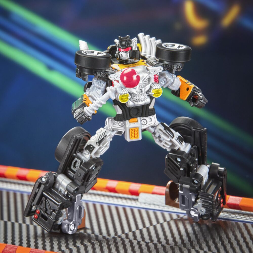 Bone shaker transformers collaborative hot weels x transformers. Hasbro añade a su colección transformers collaborative esta figura del icónico vehículo bone shaker de la marca hot wheels. Mide 12,5 cm y se convierte de vehículo a robot en 22 pasos. En el modo coche cuenta con una intimidante decoración de llamas y su inconfundible parachoques frontal con forma de calavera. Incluye 1x palanca de cambios con forma de maza que puede fijarse en ambos modos y que le proporciona un aspecto amenazante. Unidades limitadas.