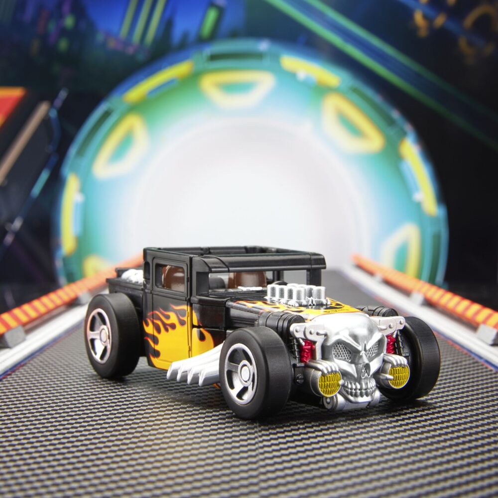 Bone shaker transformers collaborative hot weels x transformers. Hasbro añade a su colección transformers collaborative esta figura del icónico vehículo bone shaker de la marca hot wheels. Mide 12,5 cm y se convierte de vehículo a robot en 22 pasos. En el modo coche cuenta con una intimidante decoración de llamas y su inconfundible parachoques frontal con forma de calavera. Incluye 1x palanca de cambios con forma de maza que puede fijarse en ambos modos y que le proporciona un aspecto amenazante. Unidades limitadas.