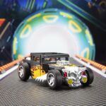BONE SHAKER TRANSFORMERS COLLABORATIVE HOT WEELS X TRANSFORMERS. Hasbro añade a su colección Transformers Collaborative esta figura del icónico vehículo Bone Shaker de la marca Hot Wheels. Mide 12,5 cm y se convierte de vehículo a robot en 22 pasos. En el modo coche cuenta con una intimidante decoración de llamas y su inconfundible parachoques frontal con forma de calavera. Incluye 1x palanca de cambios con forma de maza que puede fijarse en ambos modos y que le proporciona un aspecto amenazante. UNIDADES LIMITADAS.