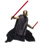 THE STRANGER QIMIR BLACK SERIES STAR WARS THE ACOLYTE. Hasbro incorpora a la colección The Black Series esta figura premium de "El Extraño", también conocido como Qimir, inspirada en su aparición la serie "Star Wars: The Acolyte" ("Star Wars: El Acólito" en España). Mide aproximadamente 15 cm y presenta un diseño fiel al personaje, con acabados de alta calidad y múltiples puntos de articulación. Incluye 2x sables de luz (uno largo y uno corto) y 1x cabeza intercambiable con su terrorífico casco. Se presenta en una caja con ventana. UNIDADES LIMITADAS.