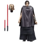 THE STRANGER QIMIR BLACK SERIES STAR WARS THE ACOLYTE. Hasbro incorpora a la colección The Black Series esta figura premium de "El Extraño", también conocido como Qimir, inspirada en su aparición la serie "Star Wars: The Acolyte" ("Star Wars: El Acólito" en España). Mide aproximadamente 15 cm y presenta un diseño fiel al personaje, con acabados de alta calidad y múltiples puntos de articulación. Incluye 2x sables de luz (uno largo y uno corto) y 1x cabeza intercambiable con su terrorífico casco. Se presenta en una caja con ventana. UNIDADES LIMITADAS.