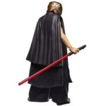 THE STRANGER QIMIR BLACK SERIES STAR WARS THE ACOLYTE. Hasbro incorpora a la colección The Black Series esta figura premium de "El Extraño", también conocido como Qimir, inspirada en su aparición la serie "Star Wars: The Acolyte" ("Star Wars: El Acólito" en España). Mide aproximadamente 15 cm y presenta un diseño fiel al personaje, con acabados de alta calidad y múltiples puntos de articulación. Incluye 2x sables de luz (uno largo y uno corto) y 1x cabeza intercambiable con su terrorífico casco. Se presenta en una caja con ventana. UNIDADES LIMITADAS.