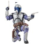 JANGO FETT BLACK SERIES STAR WARS ATTACK OF THE CLONES. Hasbro incorpora a la colección The Black Series esta figura premium de Jango Fett, el cazarrecompensas mandaloriano, inspirada en su aparición película "Star Wars: Attack of the Clones" ("Star Wars: El Ataque de los Clones" en España). Mide aproximadamente 15 cm y presenta un diseño fiel al personaje, con acabados de alta calidad y múltiples puntos de articulación. Incluye 1x casco extraíble, 1x mochila propulsora y 2x blásters. Se presenta en una caja con ventana. UNIDADES LIMITADAS.