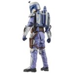 JANGO FETT BLACK SERIES STAR WARS ATTACK OF THE CLONES. Hasbro incorpora a la colección The Black Series esta figura premium de Jango Fett, el cazarrecompensas mandaloriano, inspirada en su aparición película "Star Wars: Attack of the Clones" ("Star Wars: El Ataque de los Clones" en España). Mide aproximadamente 15 cm y presenta un diseño fiel al personaje, con acabados de alta calidad y múltiples puntos de articulación. Incluye 1x casco extraíble, 1x mochila propulsora y 2x blásters. Se presenta en una caja con ventana. UNIDADES LIMITADAS.