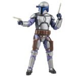 JANGO FETT BLACK SERIES STAR WARS ATTACK OF THE CLONES. Hasbro incorpora a la colección The Black Series esta figura premium de Jango Fett, el cazarrecompensas mandaloriano, inspirada en su aparición película "Star Wars: Attack of the Clones" ("Star Wars: El Ataque de los Clones" en España). Mide aproximadamente 15 cm y presenta un diseño fiel al personaje, con acabados de alta calidad y múltiples puntos de articulación. Incluye 1x casco extraíble, 1x mochila propulsora y 2x blásters. Se presenta en una caja con ventana. UNIDADES LIMITADAS.