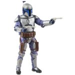 JANGO FETT BLACK SERIES STAR WARS ATTACK OF THE CLONES. Hasbro incorpora a la colección The Black Series esta figura premium de Jango Fett, el cazarrecompensas mandaloriano, inspirada en su aparición película "Star Wars: Attack of the Clones" ("Star Wars: El Ataque de los Clones" en España). Mide aproximadamente 15 cm y presenta un diseño fiel al personaje, con acabados de alta calidad y múltiples puntos de articulación. Incluye 1x casco extraíble, 1x mochila propulsora y 2x blásters. Se presenta en una caja con ventana. UNIDADES LIMITADAS.