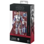 JANGO FETT BLACK SERIES STAR WARS ATTACK OF THE CLONES. Hasbro incorpora a la colección The Black Series esta figura premium de Jango Fett, el cazarrecompensas mandaloriano, inspirada en su aparición película "Star Wars: Attack of the Clones" ("Star Wars: El Ataque de los Clones" en España). Mide aproximadamente 15 cm y presenta un diseño fiel al personaje, con acabados de alta calidad y múltiples puntos de articulación. Incluye 1x casco extraíble, 1x mochila propulsora y 2x blásters. Se presenta en una caja con ventana. UNIDADES LIMITADAS.