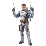 JANGO FETT BLACK SERIES STAR WARS ATTACK OF THE CLONES. Hasbro incorpora a la colección The Black Series esta figura premium de Jango Fett, el cazarrecompensas mandaloriano, inspirada en su aparición película "Star Wars: Attack of the Clones" ("Star Wars: El Ataque de los Clones" en España). Mide aproximadamente 15 cm y presenta un diseño fiel al personaje, con acabados de alta calidad y múltiples puntos de articulación. Incluye 1x casco extraíble, 1x mochila propulsora y 2x blásters. Se presenta en una caja con ventana. UNIDADES LIMITADAS.
