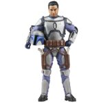 JANGO FETT BLACK SERIES STAR WARS ATTACK OF THE CLONES. Hasbro incorpora a la colección The Black Series esta figura premium de Jango Fett, el cazarrecompensas mandaloriano, inspirada en su aparición película "Star Wars: Attack of the Clones" ("Star Wars: El Ataque de los Clones" en España). Mide aproximadamente 15 cm y presenta un diseño fiel al personaje, con acabados de alta calidad y múltiples puntos de articulación. Incluye 1x casco extraíble, 1x mochila propulsora y 2x blásters. Se presenta en una caja con ventana. UNIDADES LIMITADAS.