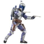 JANGO FETT BLACK SERIES STAR WARS ATTACK OF THE CLONES. Hasbro incorpora a la colección The Black Series esta figura premium de Jango Fett, el cazarrecompensas mandaloriano, inspirada en su aparición película "Star Wars: Attack of the Clones" ("Star Wars: El Ataque de los Clones" en España). Mide aproximadamente 15 cm y presenta un diseño fiel al personaje, con acabados de alta calidad y múltiples puntos de articulación. Incluye 1x casco extraíble, 1x mochila propulsora y 2x blásters. Se presenta en una caja con ventana. UNIDADES LIMITADAS.