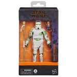 NIGHT TROOPER HALLOWEEN EDITION BLACK SERIES STAR WARS. Hasbro presenta dentro de la colección The Black Series la figura Night Trooper en su edición especial de Halloween, inspirada en los clásicos soldados imperiales de "Star Wars". Tiene un diseño temático con aspecto de momia, esta figura premium mide aproximadamente 15 cm y cuenta con múltiples puntos de articulación para recrear diferentes poses de exhibición. Incluye 1x vara con diseño egipcio y 1x figura de Porg con estética de hombre lobo. Se presenta en una caja con ventana con temática de Halloween. UNIDADES LIMITADAS.