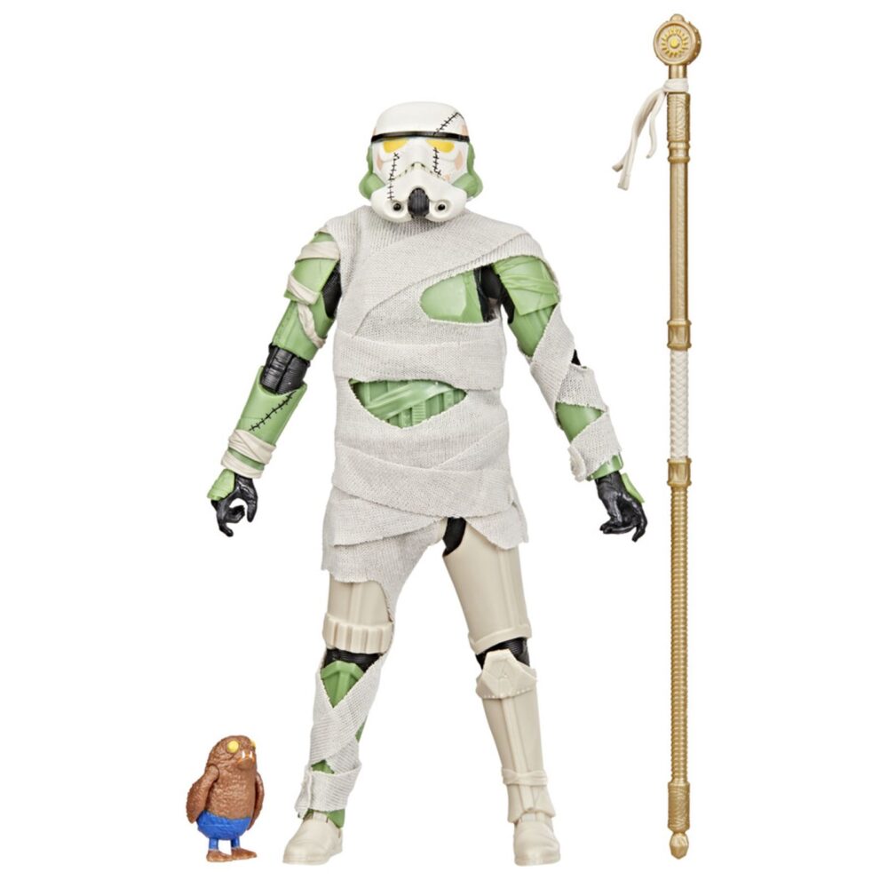 Night trooper halloween edition black series star wars. Hasbro presenta dentro de la colección the black series la figura night trooper en su edición especial de halloween, inspirada en los clásicos soldados imperiales de "star wars". Tiene un diseño temático con aspecto de momia, esta figura premium mide aproximadamente 15 cm y cuenta con múltiples puntos de articulación para recrear diferentes poses de exhibición. Incluye 1x vara con diseño egipcio y 1x figura de porg con estética de hombre lobo. Se presenta en una caja con ventana con temática de halloween. Unidades limitadas.