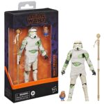 NIGHT TROOPER HALLOWEEN EDITION BLACK SERIES STAR WARS. Hasbro presenta dentro de la colección The Black Series la figura Night Trooper en su edición especial de Halloween, inspirada en los clásicos soldados imperiales de "Star Wars". Tiene un diseño temático con aspecto de momia, esta figura premium mide aproximadamente 15 cm y cuenta con múltiples puntos de articulación para recrear diferentes poses de exhibición. Incluye 1x vara con diseño egipcio y 1x figura de Porg con estética de hombre lobo. Se presenta en una caja con ventana con temática de Halloween. UNIDADES LIMITADAS.