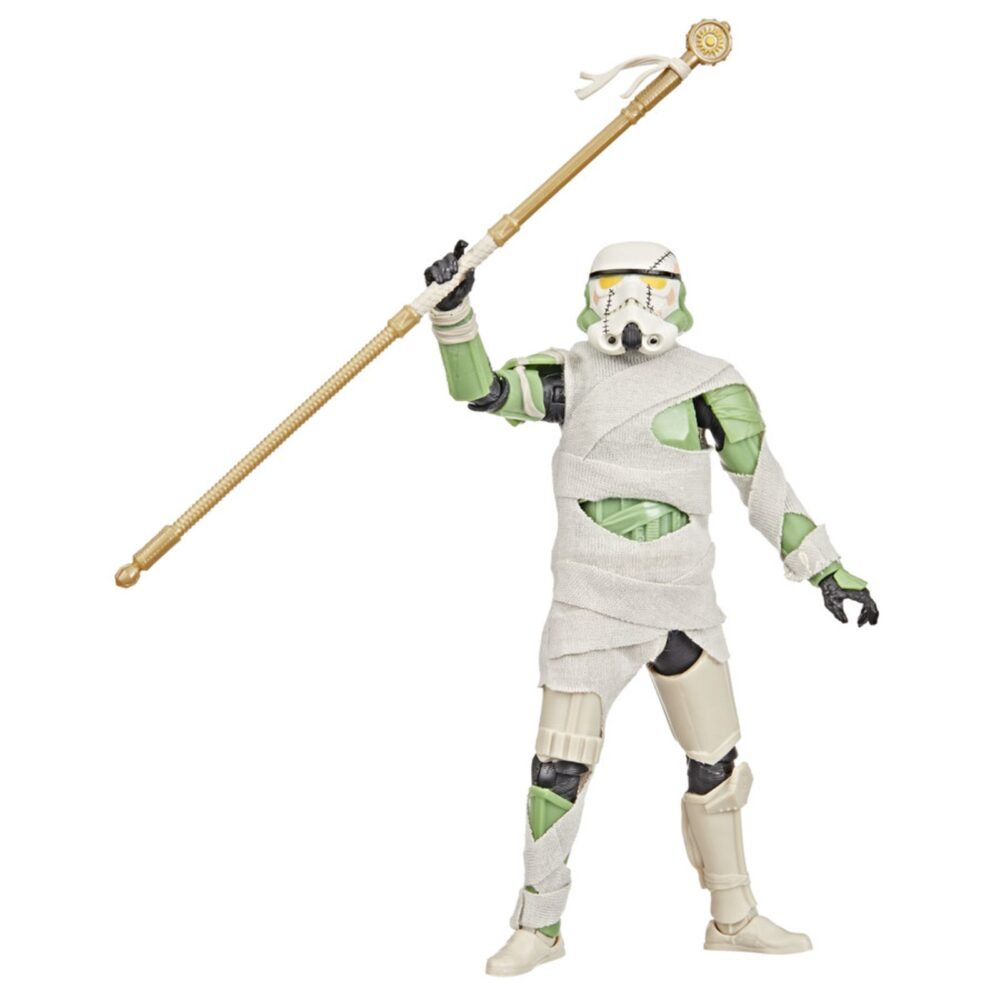 Night trooper halloween edition black series star wars. Hasbro presenta dentro de la colección the black series la figura night trooper en su edición especial de halloween, inspirada en los clásicos soldados imperiales de "star wars". Tiene un diseño temático con aspecto de momia, esta figura premium mide aproximadamente 15 cm y cuenta con múltiples puntos de articulación para recrear diferentes poses de exhibición. Incluye 1x vara con diseño egipcio y 1x figura de porg con estética de hombre lobo. Se presenta en una caja con ventana con temática de halloween. Unidades limitadas.