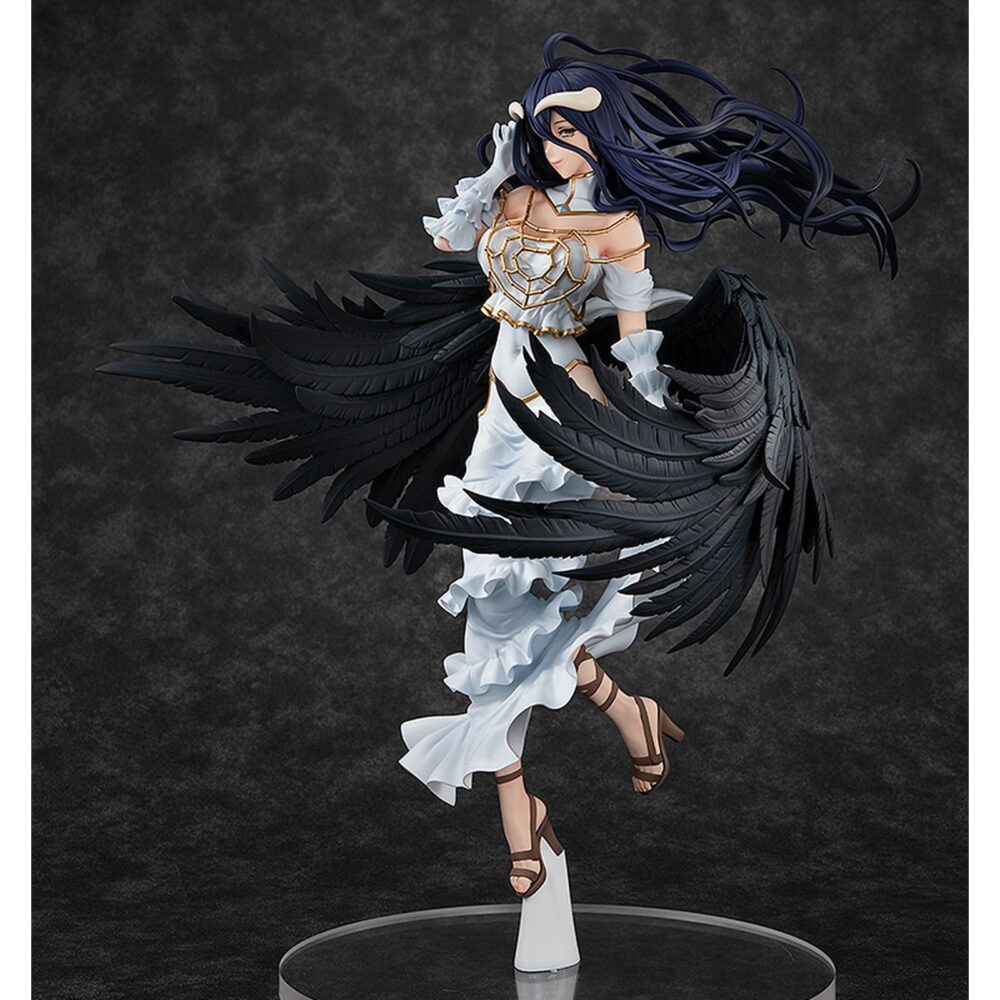 Albedo wing version overlord iv 1/7. Kadokawa vuelve apresentar esta figura a escala 1/7 de albedo, supervisora de piso de los guardianes de la gran tumba de nazarick, basada en una ilustración original de su diseñador de personaje, so-bin. Inspirada en su aparición en el anime "overlord iv", muestra a albedo con sus alas negras completamente extendidas. En su modelo, las plumas han sido esculpidas una a una para lograr una estética majestuosa y su cabello ha sido modelado para dar sensación de movimiento por el viento. Incluye una base circular transparente para su exposición y mide aproximadamente 31 cm. La misteriosa belleza de albedo ha sido fielmente capturada en esta figura, así que asegúrese de añadirla a su colección.