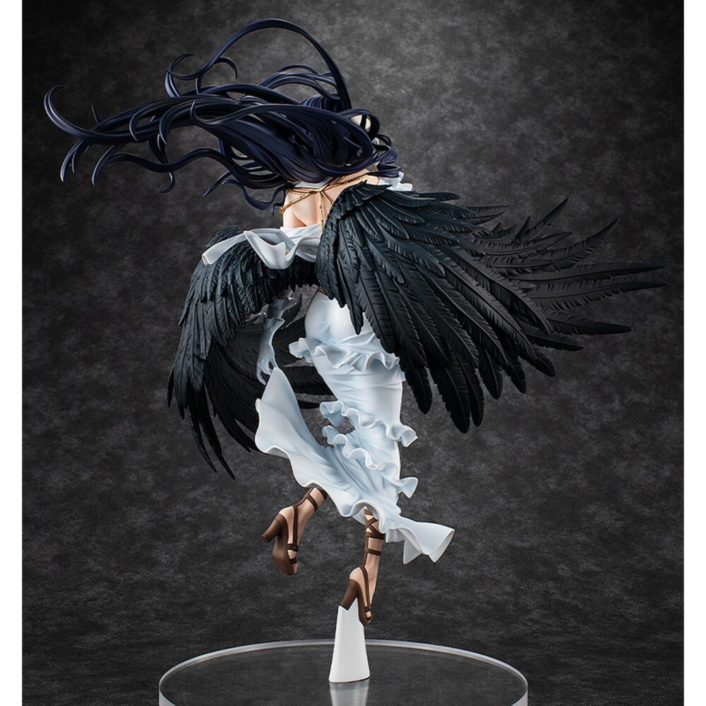 Albedo wing version overlord iv 1/7. Kadokawa vuelve apresentar esta figura a escala 1/7 de albedo, supervisora de piso de los guardianes de la gran tumba de nazarick, basada en una ilustración original de su diseñador de personaje, so-bin. Inspirada en su aparición en el anime "overlord iv", muestra a albedo con sus alas negras completamente extendidas. En su modelo, las plumas han sido esculpidas una a una para lograr una estética majestuosa y su cabello ha sido modelado para dar sensación de movimiento por el viento. Incluye una base circular transparente para su exposición y mide aproximadamente 31 cm. La misteriosa belleza de albedo ha sido fielmente capturada en esta figura, así que asegúrese de añadirla a su colección.