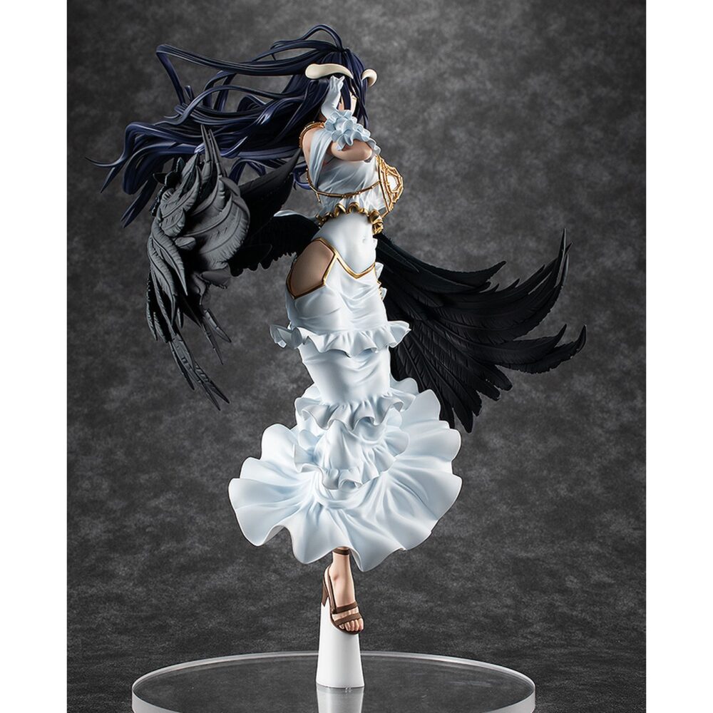 Albedo wing version overlord iv 1/7. Kadokawa vuelve apresentar esta figura a escala 1/7 de albedo, supervisora de piso de los guardianes de la gran tumba de nazarick, basada en una ilustración original de su diseñador de personaje, so-bin. Inspirada en su aparición en el anime "overlord iv", muestra a albedo con sus alas negras completamente extendidas. En su modelo, las plumas han sido esculpidas una a una para lograr una estética majestuosa y su cabello ha sido modelado para dar sensación de movimiento por el viento. Incluye una base circular transparente para su exposición y mide aproximadamente 31 cm. La misteriosa belleza de albedo ha sido fielmente capturada en esta figura, así que asegúrese de añadirla a su colección.
