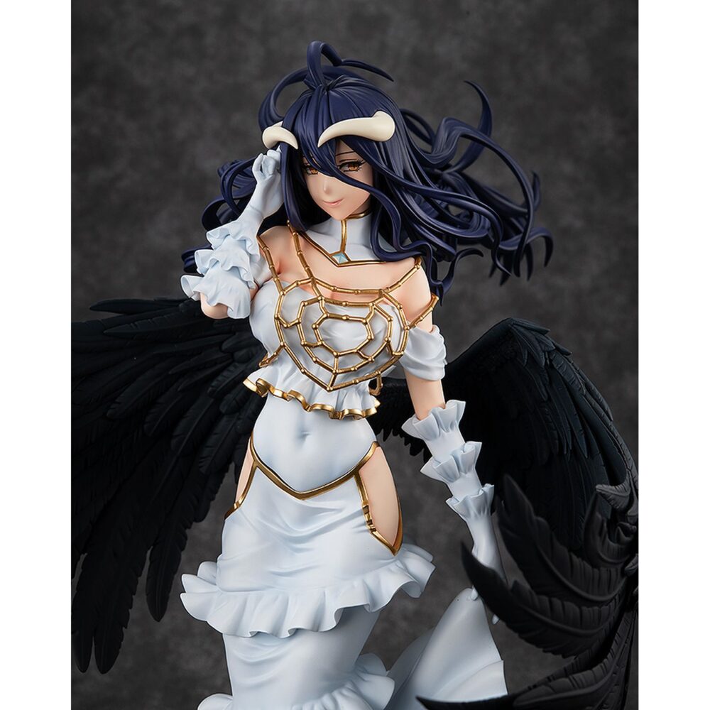 Albedo wing version overlord iv 1/7. Kadokawa vuelve apresentar esta figura a escala 1/7 de albedo, supervisora de piso de los guardianes de la gran tumba de nazarick, basada en una ilustración original de su diseñador de personaje, so-bin. Inspirada en su aparición en el anime "overlord iv", muestra a albedo con sus alas negras completamente extendidas. En su modelo, las plumas han sido esculpidas una a una para lograr una estética majestuosa y su cabello ha sido modelado para dar sensación de movimiento por el viento. Incluye una base circular transparente para su exposición y mide aproximadamente 31 cm. La misteriosa belleza de albedo ha sido fielmente capturada en esta figura, así que asegúrese de añadirla a su colección.