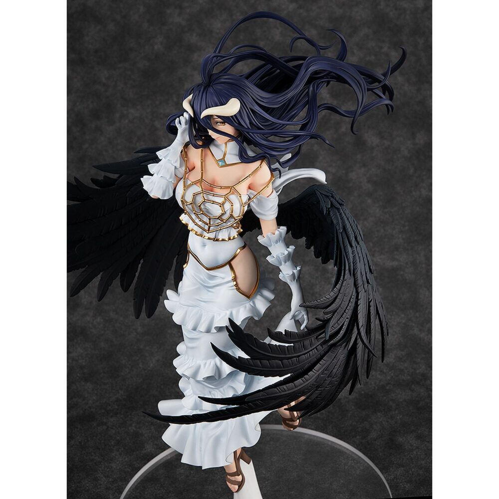 Albedo wing version overlord iv 1/7. Kadokawa vuelve apresentar esta figura a escala 1/7 de albedo, supervisora de piso de los guardianes de la gran tumba de nazarick, basada en una ilustración original de su diseñador de personaje, so-bin. Inspirada en su aparición en el anime "overlord iv", muestra a albedo con sus alas negras completamente extendidas. En su modelo, las plumas han sido esculpidas una a una para lograr una estética majestuosa y su cabello ha sido modelado para dar sensación de movimiento por el viento. Incluye una base circular transparente para su exposición y mide aproximadamente 31 cm. La misteriosa belleza de albedo ha sido fielmente capturada en esta figura, así que asegúrese de añadirla a su colección.