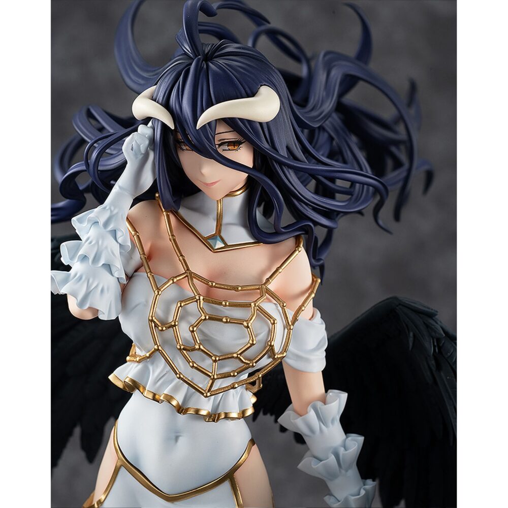 Albedo wing version overlord iv 1/7. Kadokawa vuelve apresentar esta figura a escala 1/7 de albedo, supervisora de piso de los guardianes de la gran tumba de nazarick, basada en una ilustración original de su diseñador de personaje, so-bin. Inspirada en su aparición en el anime "overlord iv", muestra a albedo con sus alas negras completamente extendidas. En su modelo, las plumas han sido esculpidas una a una para lograr una estética majestuosa y su cabello ha sido modelado para dar sensación de movimiento por el viento. Incluye una base circular transparente para su exposición y mide aproximadamente 31 cm. La misteriosa belleza de albedo ha sido fielmente capturada en esta figura, así que asegúrese de añadirla a su colección.