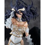 ALBEDO WING VERSION OVERLORD IV 1/7. Kadokawa vuelve apresentar esta figura a escala 1/7 de Albedo, supervisora de piso de los guardianes de la Gran Tumba de Nazarick, basada en una ilustración original de su diseñador de personaje, So-bin. Inspirada en su aparición en el anime "Overlord IV", muestra a Albedo con sus alas negras completamente extendidas. En su modelo, las plumas han sido esculpidas una a una para lograr una estética majestuosa y su cabello ha sido modelado para dar sensación de movimiento por el viento. Incluye una base circular transparente para su exposición y mide aproximadamente 31 cm. La misteriosa belleza de Albedo ha sido fielmente capturada en esta figura, así que asegúrese de añadirla a su colección.