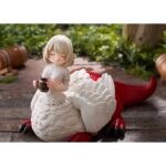 GOCHISOSAMA FALIN (CHIMERA) DELICIOUS IN DUNGEON. Kadokawa presenta esta figura de Falin en su forma de Quimera, satisfecha y agradecida por la comida que ha tomado (gochisosama). La figura del personaje "Delicious in Dungeon" (o "Tragones y Mazmorras" en España) está basada en una escultura del artista Shibi, que ha sido reesculpida y recolorada para esta versión fabricada con PVC. Con una longitud de 14,5 cm, representa a Falin en su forma quimérica con plumas, garras y una expresión adorable mientras disfruta de la comida. El esculpido captura a la perfección su ternura, incluyendo su cola curvada con expresión de satisfacción.