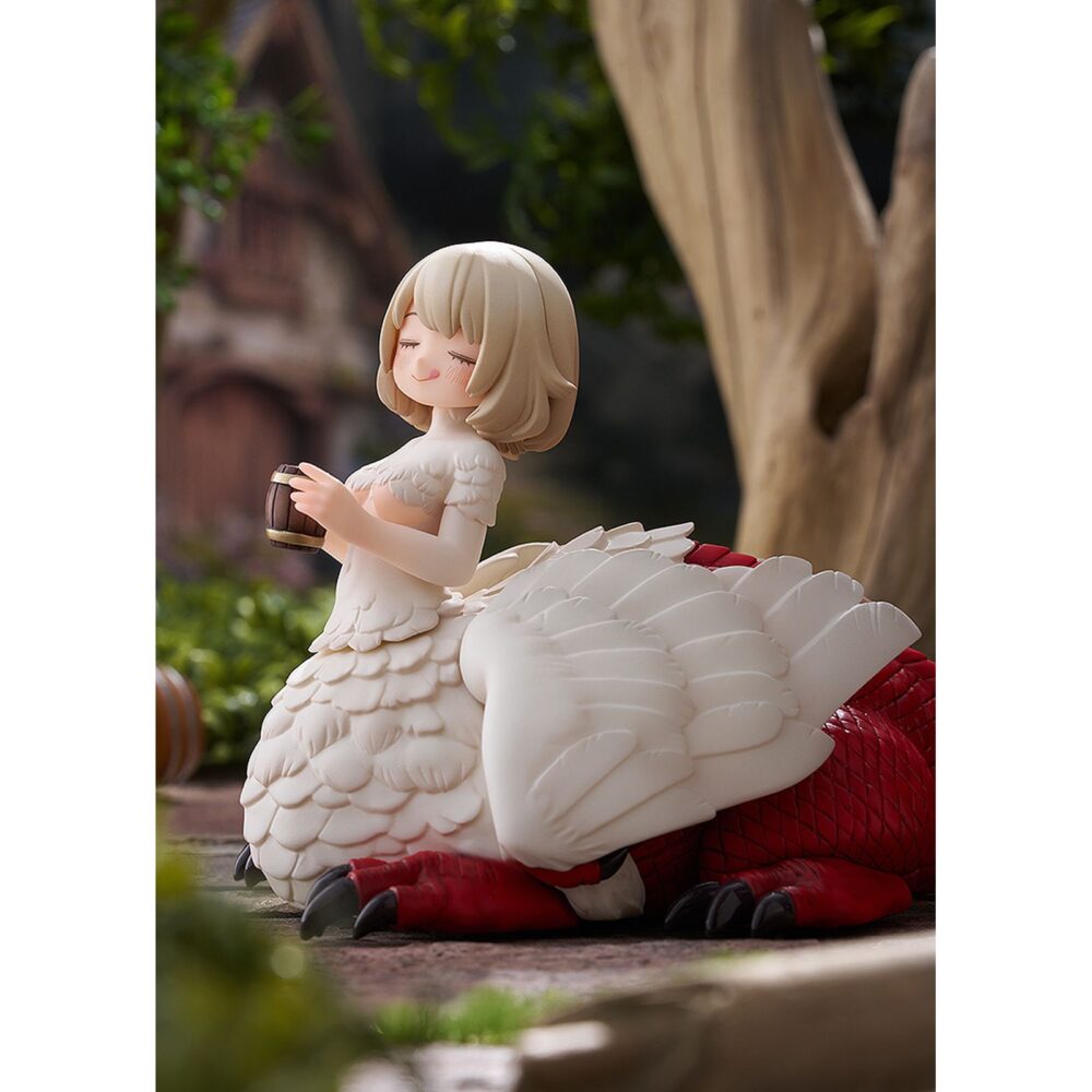 Gochisosama falin (chimera) delicious in dungeon. Kadokawa presenta esta figura de falin en su forma de quimera, satisfecha y agradecida por la comida que ha tomado (gochisosama). La figura del personaje "delicious in dungeon" (o "tragones y mazmorras" en españa) está basada en una escultura del artista shibi, que ha sido reesculpida y recolorada para esta versión fabricada con pvc. Con una longitud de 14,5 cm, representa a falin en su forma quimérica con plumas, garras y una expresión adorable mientras disfruta de la comida. El esculpido captura a la perfección su ternura, incluyendo su cola curvada con expresión de satisfacción.