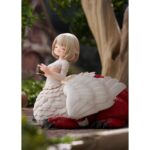 GOCHISOSAMA FALIN (CHIMERA) DELICIOUS IN DUNGEON. Kadokawa presenta esta figura de Falin en su forma de Quimera, satisfecha y agradecida por la comida que ha tomado (gochisosama). La figura del personaje "Delicious in Dungeon" (o "Tragones y Mazmorras" en España) está basada en una escultura del artista Shibi, que ha sido reesculpida y recolorada para esta versión fabricada con PVC. Con una longitud de 14,5 cm, representa a Falin en su forma quimérica con plumas, garras y una expresión adorable mientras disfruta de la comida. El esculpido captura a la perfección su ternura, incluyendo su cola curvada con expresión de satisfacción.