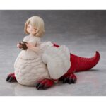 GOCHISOSAMA FALIN (CHIMERA) DELICIOUS IN DUNGEON. Kadokawa presenta esta figura de Falin en su forma de Quimera, satisfecha y agradecida por la comida que ha tomado (gochisosama). La figura del personaje "Delicious in Dungeon" (o "Tragones y Mazmorras" en España) está basada en una escultura del artista Shibi, que ha sido reesculpida y recolorada para esta versión fabricada con PVC. Con una longitud de 14,5 cm, representa a Falin en su forma quimérica con plumas, garras y una expresión adorable mientras disfruta de la comida. El esculpido captura a la perfección su ternura, incluyendo su cola curvada con expresión de satisfacción.