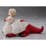 GOCHISOSAMA FALIN (CHIMERA) DELICIOUS IN DUNGEON. Kadokawa presenta esta figura de Falin en su forma de Quimera, satisfecha y agradecida por la comida que ha tomado (gochisosama). La figura del personaje "Delicious in Dungeon" (o "Tragones y Mazmorras" en España) está basada en una escultura del artista Shibi, que ha sido reesculpida y recolorada para esta versión fabricada con PVC. Con una longitud de 14,5 cm, representa a Falin en su forma quimérica con plumas, garras y una expresión adorable mientras disfruta de la comida. El esculpido captura a la perfección su ternura, incluyendo su cola curvada con expresión de satisfacción.