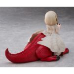 GOCHISOSAMA FALIN (CHIMERA) DELICIOUS IN DUNGEON. Kadokawa presenta esta figura de Falin en su forma de Quimera, satisfecha y agradecida por la comida que ha tomado (gochisosama). La figura del personaje "Delicious in Dungeon" (o "Tragones y Mazmorras" en España) está basada en una escultura del artista Shibi, que ha sido reesculpida y recolorada para esta versión fabricada con PVC. Con una longitud de 14,5 cm, representa a Falin en su forma quimérica con plumas, garras y una expresión adorable mientras disfruta de la comida. El esculpido captura a la perfección su ternura, incluyendo su cola curvada con expresión de satisfacción.