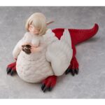 GOCHISOSAMA FALIN (CHIMERA) DELICIOUS IN DUNGEON. Kadokawa presenta esta figura de Falin en su forma de Quimera, satisfecha y agradecida por la comida que ha tomado (gochisosama). La figura del personaje "Delicious in Dungeon" (o "Tragones y Mazmorras" en España) está basada en una escultura del artista Shibi, que ha sido reesculpida y recolorada para esta versión fabricada con PVC. Con una longitud de 14,5 cm, representa a Falin en su forma quimérica con plumas, garras y una expresión adorable mientras disfruta de la comida. El esculpido captura a la perfección su ternura, incluyendo su cola curvada con expresión de satisfacción.