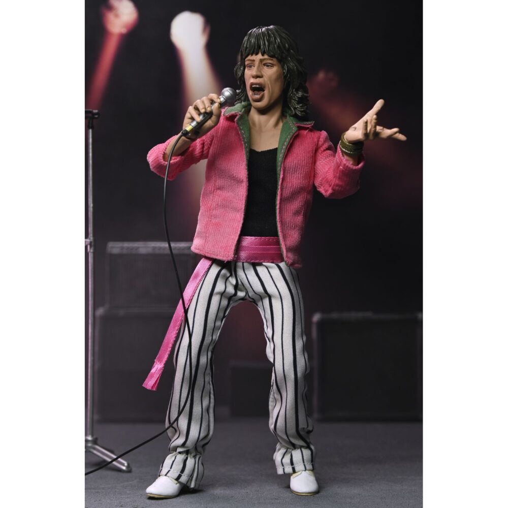 MICK JAGGER THE ROLLING STONES 1975. Neca suma a su colección Chothed Action esta figura articulada de Mick Jagger inspirada en el aspecto que solía lucir el cantante de "The Rolling Stones" en los conciertos de los 70. Mide2 0 cm de alto y cuenta con ropa a medida. Incluye 1x placa facial adicional, 1x mano intercambiable, 1x disco del álbum "Sticky Fingers" con su correspodiente funda y 1x micrófono con pie. Se presenta en una caja con ventana.