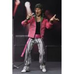 MICK JAGGER THE ROLLING STONES 1975. Neca suma a su colección Chothed Action esta figura articulada de Mick Jagger inspirada en el aspecto que solía lucir el cantante de "The Rolling Stones" en los conciertos de los 70. Mide2 0 cm de alto y cuenta con ropa a medida. Incluye 1x placa facial adicional, 1x mano intercambiable, 1x disco del álbum "Sticky Fingers" con su correspodiente funda y 1x micrófono con pie. Se presenta en una caja con ventana.