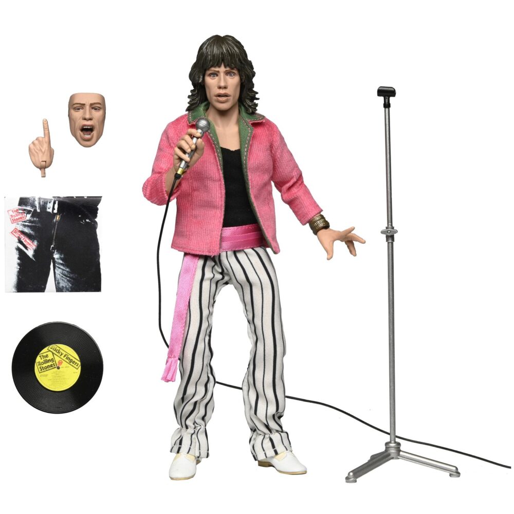 Mick jagger the rolling stones 1975. Neca suma a su colección chothed action esta figura articulada de mick jagger inspirada en el aspecto que solía lucir el cantante de "the rolling stones" en los conciertos de los 70. Mide2 0 cm de alto y cuenta con ropa a medida. Incluye 1x placa facial adicional, 1x mano intercambiable, 1x disco del álbum "sticky fingers" con su correspodiente funda y 1x micrófono con pie. Se presenta en una caja con ventana.