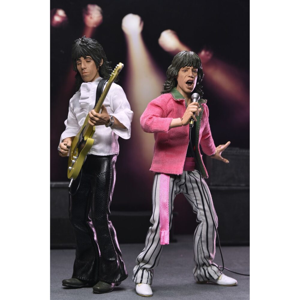 Mick jagger the rolling stones 1975. Neca suma a su colección chothed action esta figura articulada de mick jagger inspirada en el aspecto que solía lucir el cantante de "the rolling stones" en los conciertos de los 70. Mide2 0 cm de alto y cuenta con ropa a medida. Incluye 1x placa facial adicional, 1x mano intercambiable, 1x disco del álbum "sticky fingers" con su correspodiente funda y 1x micrófono con pie. Se presenta en una caja con ventana.