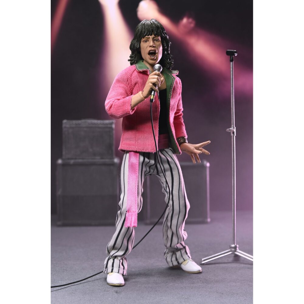 Mick jagger the rolling stones 1975. Neca suma a su colección chothed action esta figura articulada de mick jagger inspirada en el aspecto que solía lucir el cantante de "the rolling stones" en los conciertos de los 70. Mide2 0 cm de alto y cuenta con ropa a medida. Incluye 1x placa facial adicional, 1x mano intercambiable, 1x disco del álbum "sticky fingers" con su correspodiente funda y 1x micrófono con pie. Se presenta en una caja con ventana.