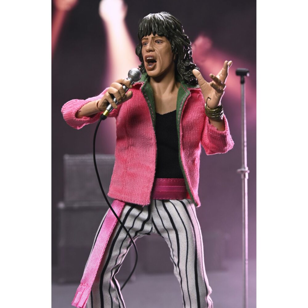 Mick jagger the rolling stones 1975. Neca suma a su colección chothed action esta figura articulada de mick jagger inspirada en el aspecto que solía lucir el cantante de "the rolling stones" en los conciertos de los 70. Mide2 0 cm de alto y cuenta con ropa a medida. Incluye 1x placa facial adicional, 1x mano intercambiable, 1x disco del álbum "sticky fingers" con su correspodiente funda y 1x micrófono con pie. Se presenta en una caja con ventana.