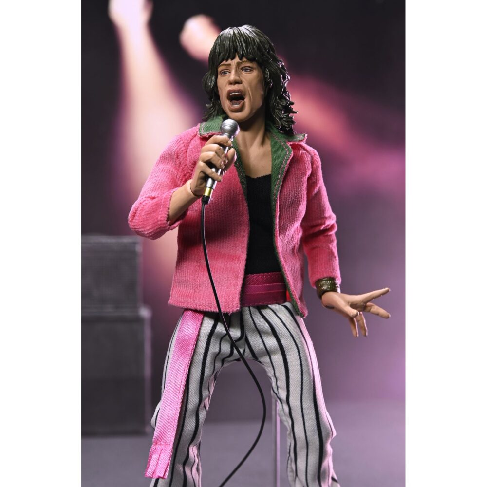 Mick jagger the rolling stones 1975. Neca suma a su colección chothed action esta figura articulada de mick jagger inspirada en el aspecto que solía lucir el cantante de "the rolling stones" en los conciertos de los 70. Mide2 0 cm de alto y cuenta con ropa a medida. Incluye 1x placa facial adicional, 1x mano intercambiable, 1x disco del álbum "sticky fingers" con su correspodiente funda y 1x micrófono con pie. Se presenta en una caja con ventana.