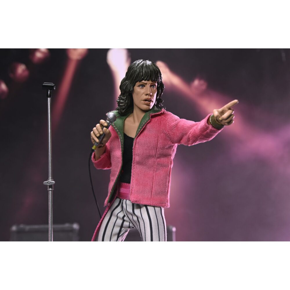 Mick jagger the rolling stones 1975. Neca suma a su colección chothed action esta figura articulada de mick jagger inspirada en el aspecto que solía lucir el cantante de "the rolling stones" en los conciertos de los 70. Mide2 0 cm de alto y cuenta con ropa a medida. Incluye 1x placa facial adicional, 1x mano intercambiable, 1x disco del álbum "sticky fingers" con su correspodiente funda y 1x micrófono con pie. Se presenta en una caja con ventana.